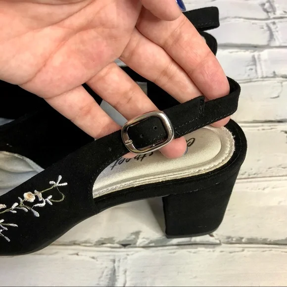 NWT Floral Embroidered Chunky Block Heels - Picture 8 of 12